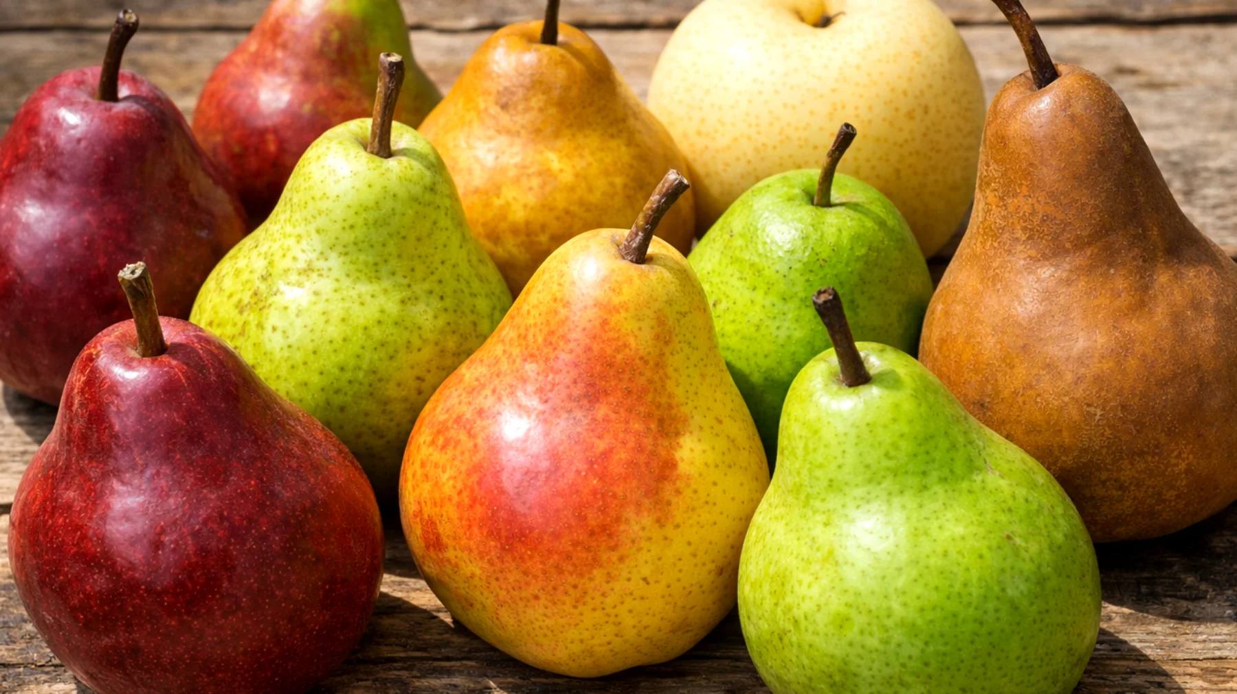 Come scegliere le pere giuste per cucinare in casa: quali varietà preferire per dolci, composte o cotture al forno e come riconoscere quelle più adatte in base a texture, dolcezza e tenuta in cottura"